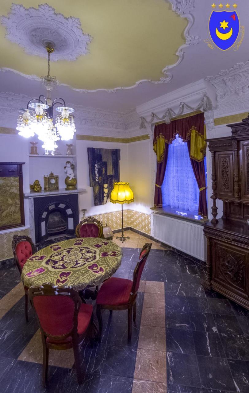 Palac Tarnowskich Ostrowiec Świętokrzyski Esterno foto
