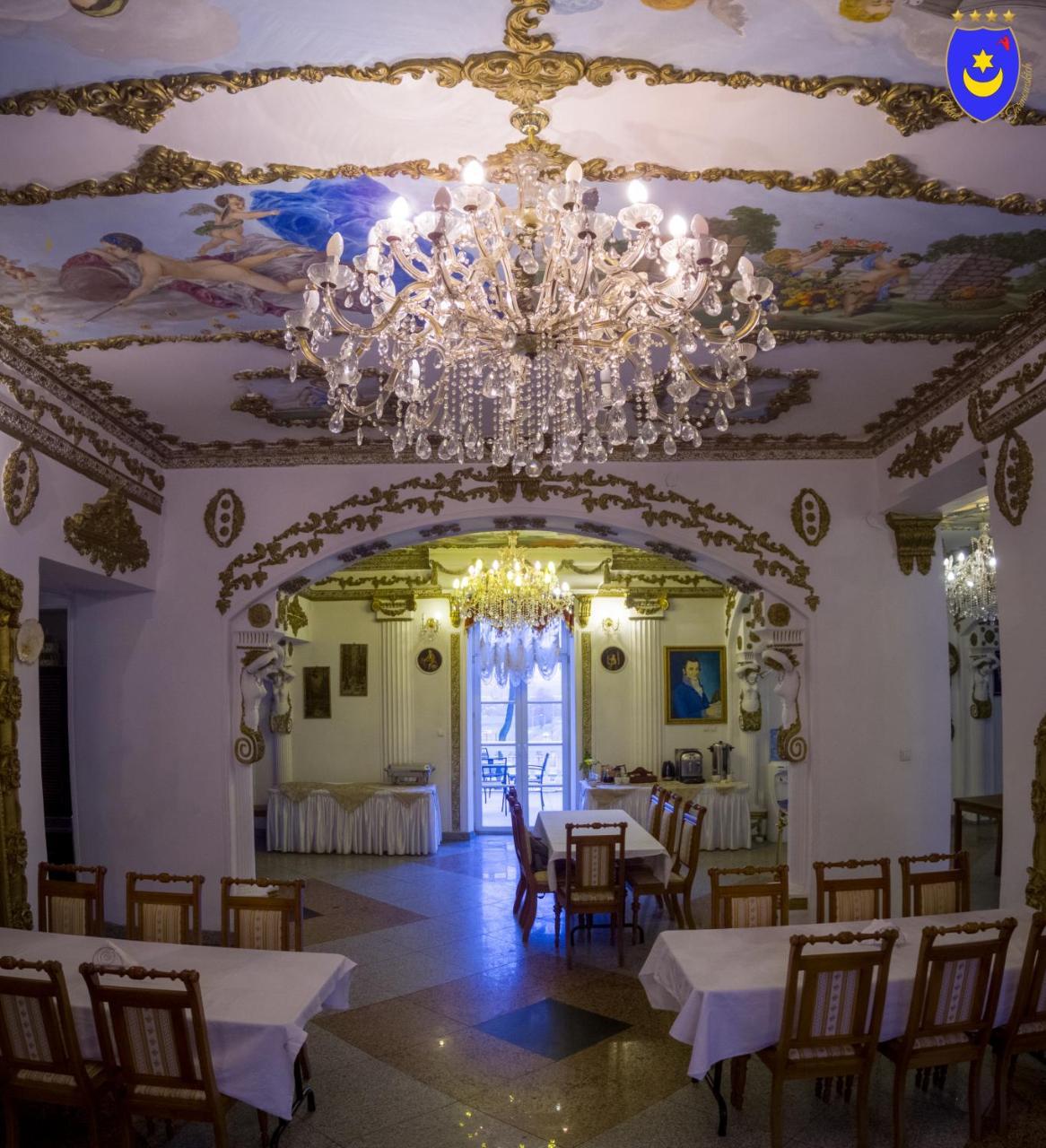 Palac Tarnowskich Ostrowiec Świętokrzyski Esterno foto