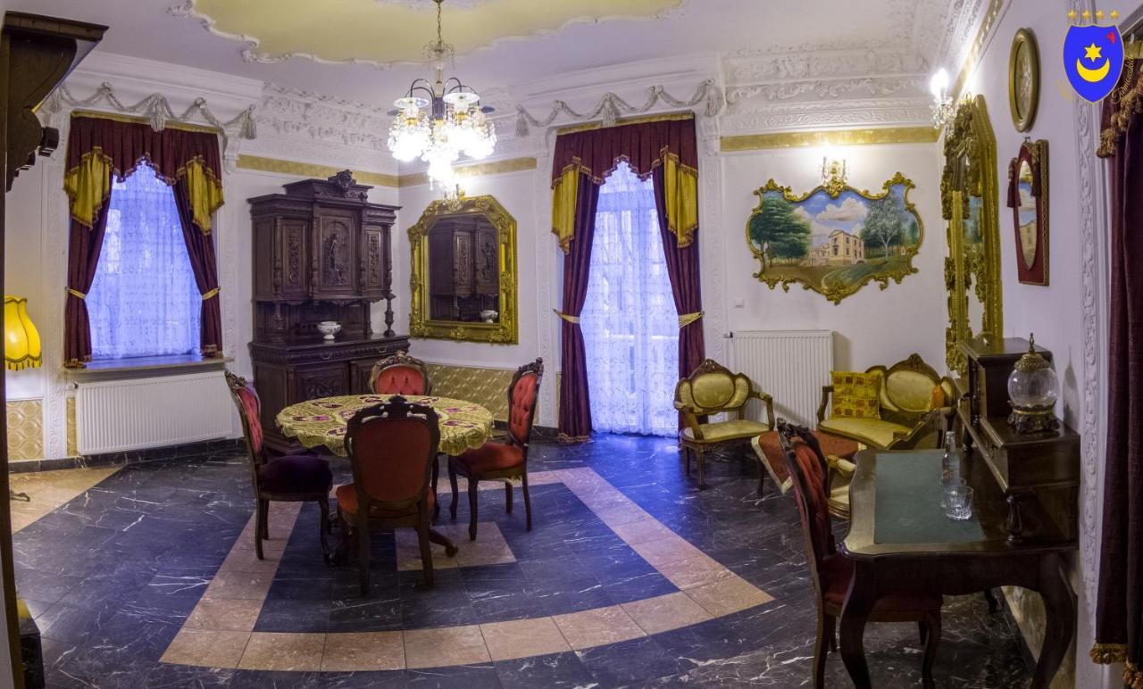 Palac Tarnowskich Ostrowiec Świętokrzyski Esterno foto