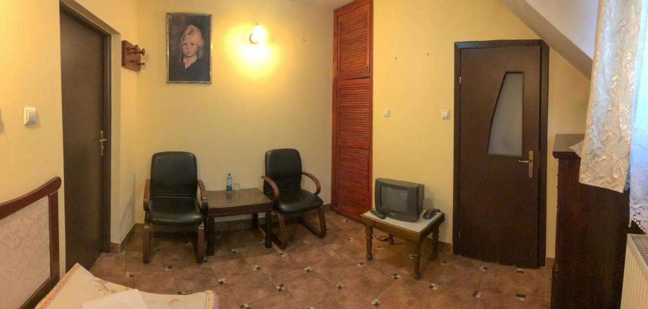 Palac Tarnowskich Ostrowiec Świętokrzyski Esterno foto
