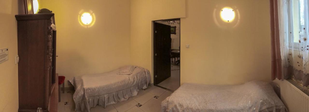 Palac Tarnowskich Ostrowiec Świętokrzyski Esterno foto