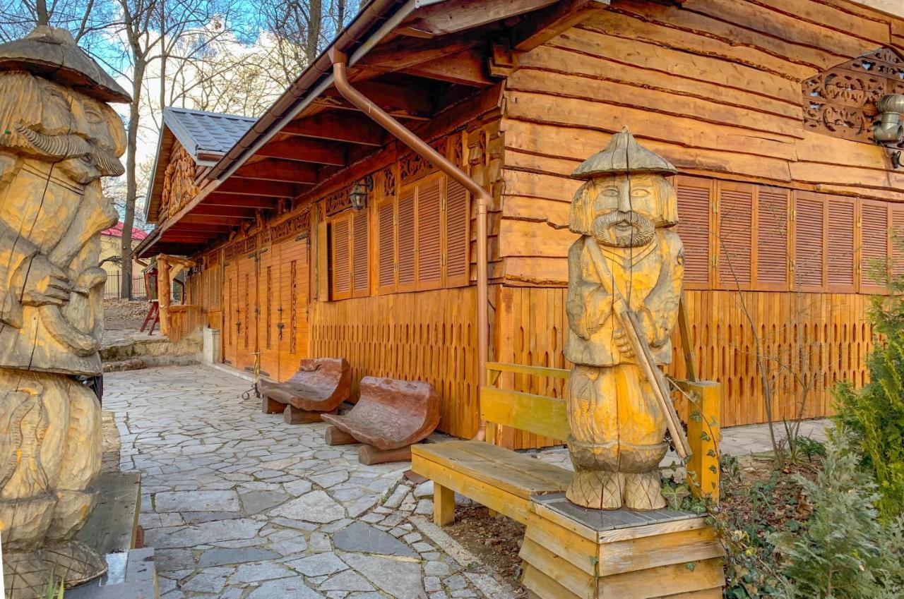 Palac Tarnowskich Ostrowiec Świętokrzyski Esterno foto